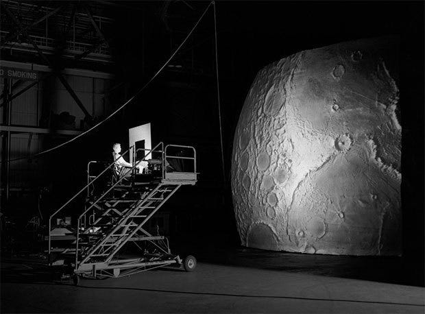 LOLA flight simulator for lunar landings