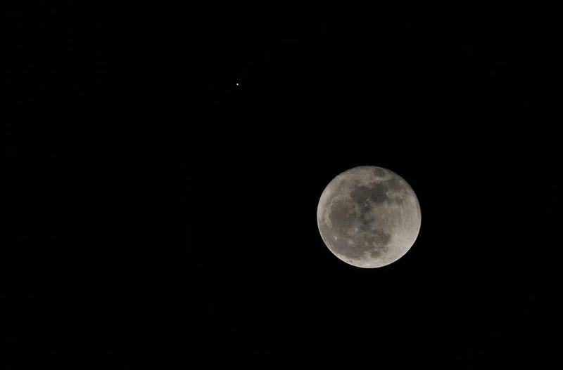 Mars's angular size comparison with the Moon