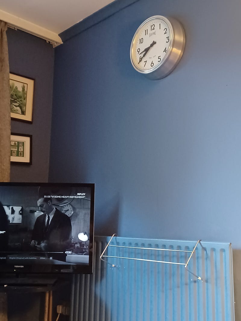 Clock coincidence between TV and wall